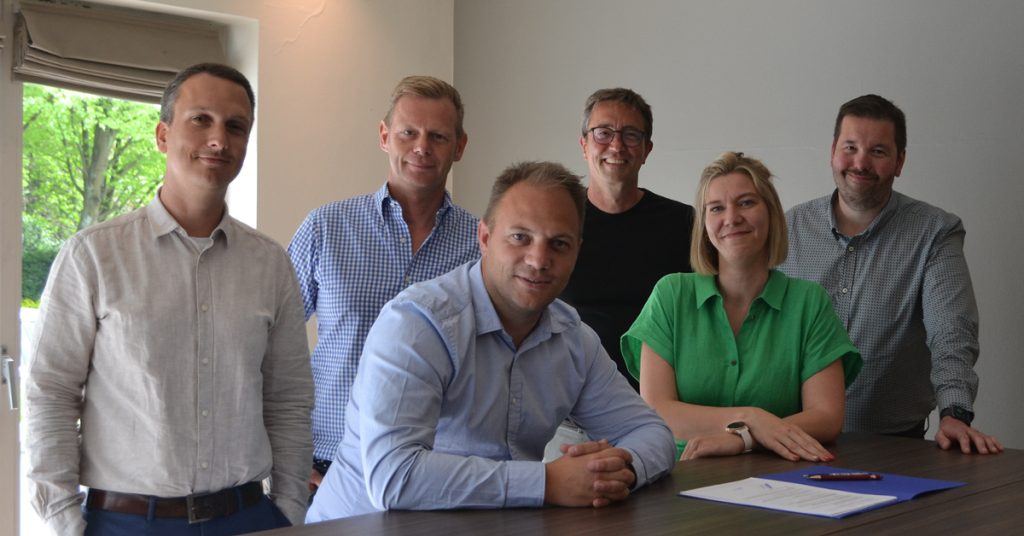 Syntory founders signing contract